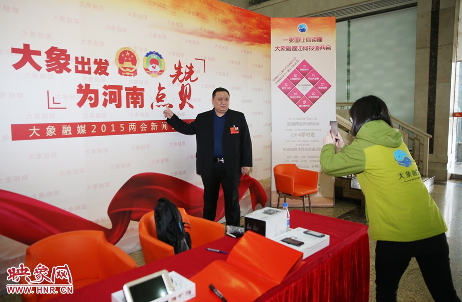 幫代表在大象融媒新聞會(huì)客廳留影拍照。