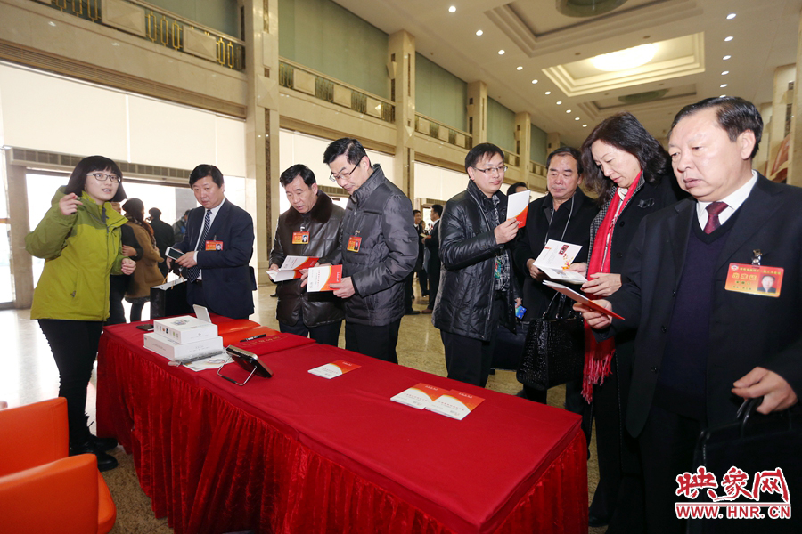 向代表、委員講解大象融媒旗下出品的新聞產(chǎn)品。