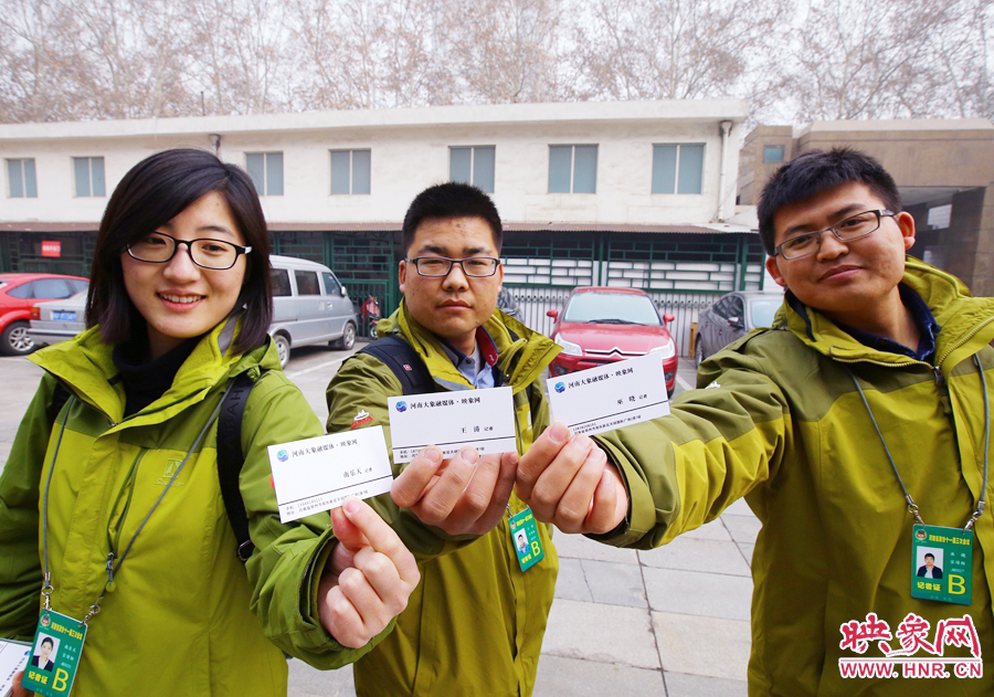 南樂(lè)天和同事展示新印制的大象融媒名片。