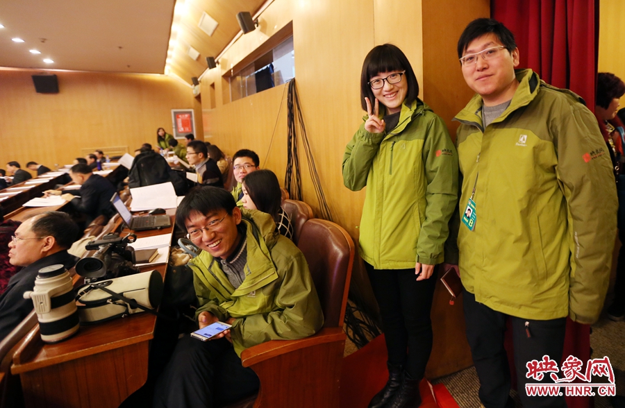 與同事一起的樂(lè)天。