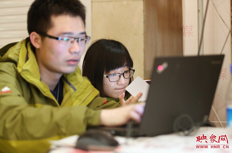 與同事現(xiàn)場(chǎng)寫(xiě)稿子的樂(lè)天。