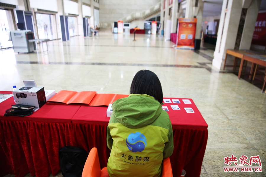 一個(gè)人的堅(jiān)守在工作崗位。