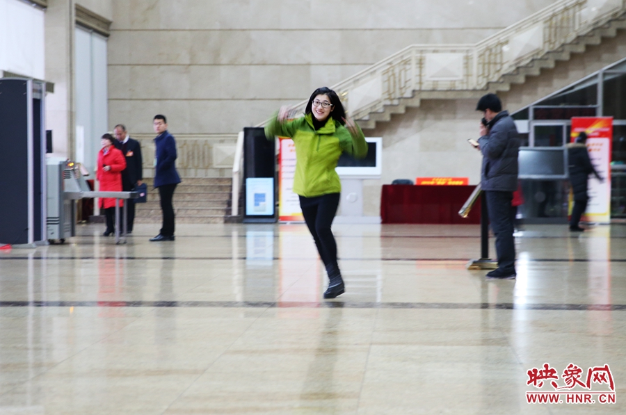 南樂(lè)天完成一個(gè)采訪后，興奮的跳了起來(lái)。