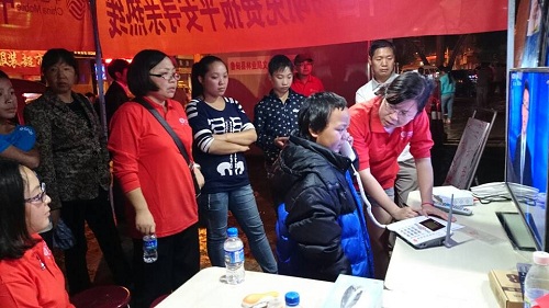 小男孩走失，移動員工幫他們找 親人