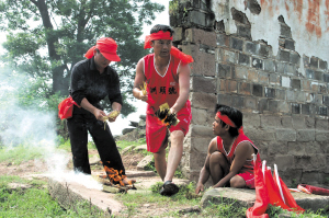 龍王廟前祭拜。