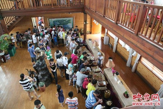 聽眾們?cè)谀疚輹?huì)所享用免費(fèi)自助餐。