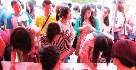 相親現(xiàn)場(chǎng)，嘉賓積極報(bào)名　　