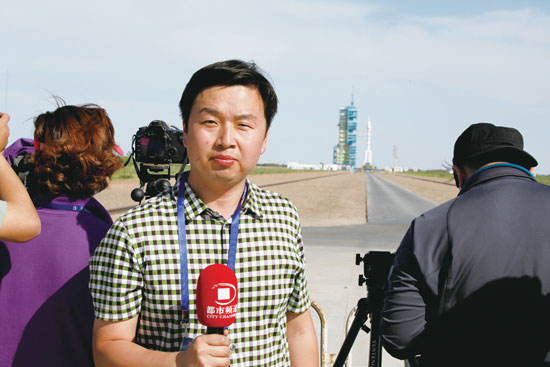 劉瑞鋒回憶，從“神舟十號”在視線中出現(xiàn)到消失的兩分鐘內(nèi)，他們的兩臺攝像機(jī)、一臺照相機(jī)就在不停地拍、拍