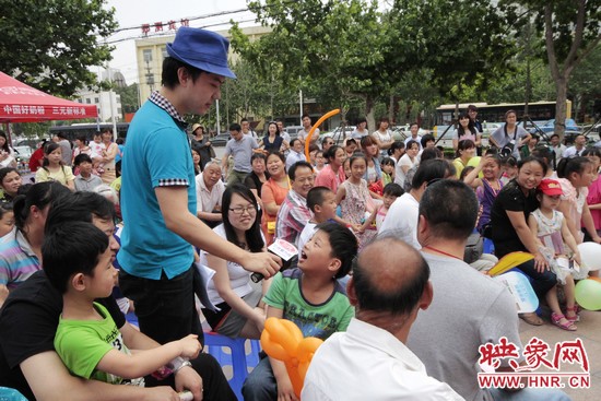 河南電視臺都市頻道主持人郭嘉寧與現(xiàn)場觀眾互動(dòng)