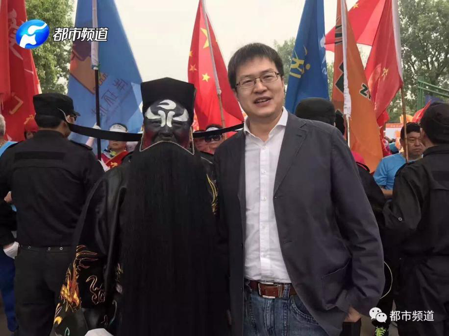 孟湛在今麥郎涼白開錦繡河南行第一站開封站與包公共同領(lǐng)走