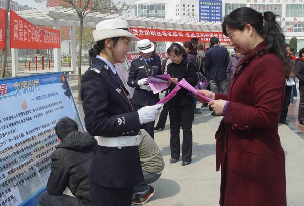 “文明交通進(jìn)社區(qū)”大型廣場活動正式啟動