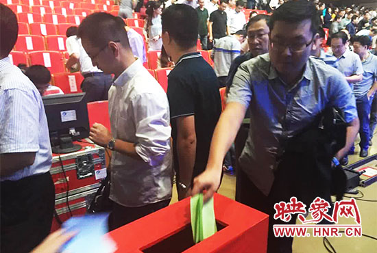 專家、評(píng)委、全局干部職工代表現(xiàn)場(chǎng)投票。