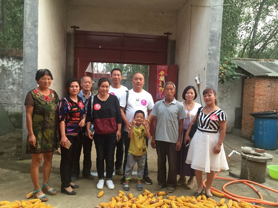 幸福使者、愛心人士與吳國祿一家合影