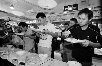 再整兩盤餃子，“騎士牛仔”（右一）真是好胃口