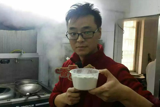 小飛手里端的是什么材料？