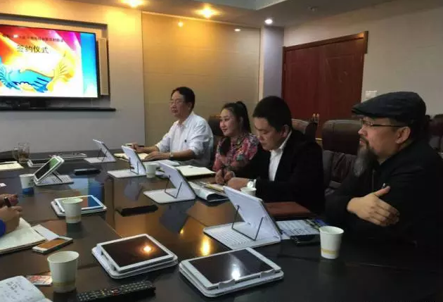 從右至左依次為趙財(cái)神，雅購供銷CEO許濤，農(nóng)團(tuán)聯(lián)盟創(chuàng)始人王婷。