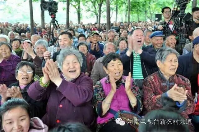 藝術(shù)家賣力演出，觀眾高聲叫好