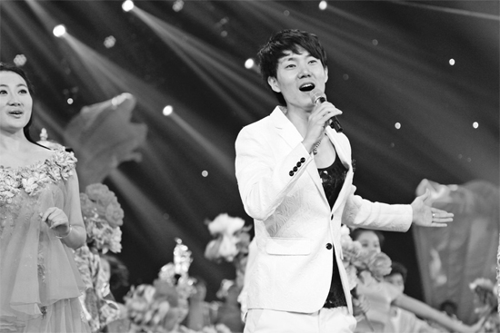 在青歌賽頒獎盛典上，王晰的超炫男低音再次引爆全場