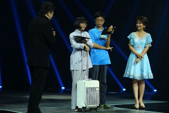 大神張斯語拎箱打擂臺(tái)