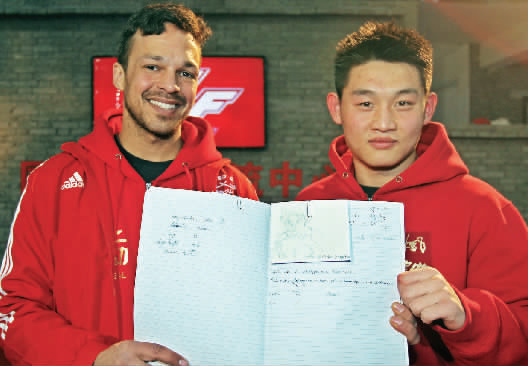 　　約瑟夫手繪了每個(gè)選手的肖像，認(rèn)認(rèn)真真地用字母拼寫出選手的中文名字附注?！翱?，這個(gè)是鄭召玉喲”