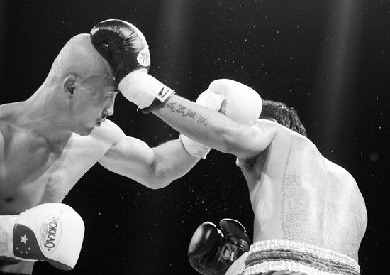 一龍（左）與泰國“獵手”瀟殺狂在比賽中激戰(zhàn)