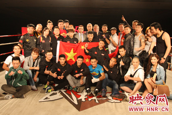 河南衛(wèi)視《武林風(fēng)》欄目選手和工作人員一起為中國(guó)加油