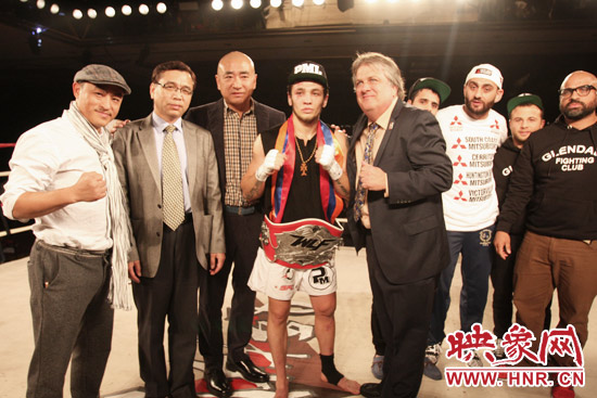 中國(guó)駐美國(guó)舊金山總領(lǐng)事館副總領(lǐng)事畢剛在比賽現(xiàn)場(chǎng)為選手頒獎(jiǎng)