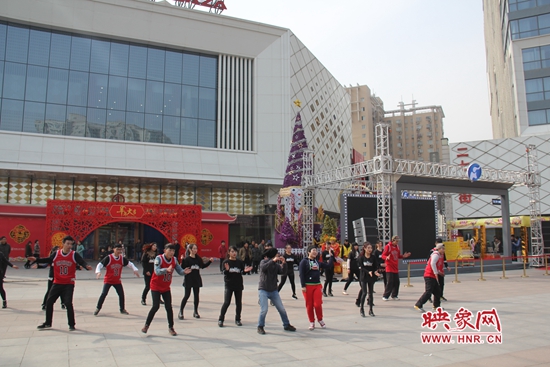 河南衛(wèi)視舉辦的“看大劇，送福利”活動(dòng) 王志/攝