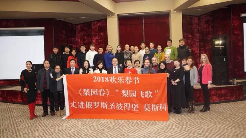 《梨園春》與俄羅斯文化學(xué)者開展座談會，共同交流中俄藝術(shù)文化的發(fā)展并互贈禮物