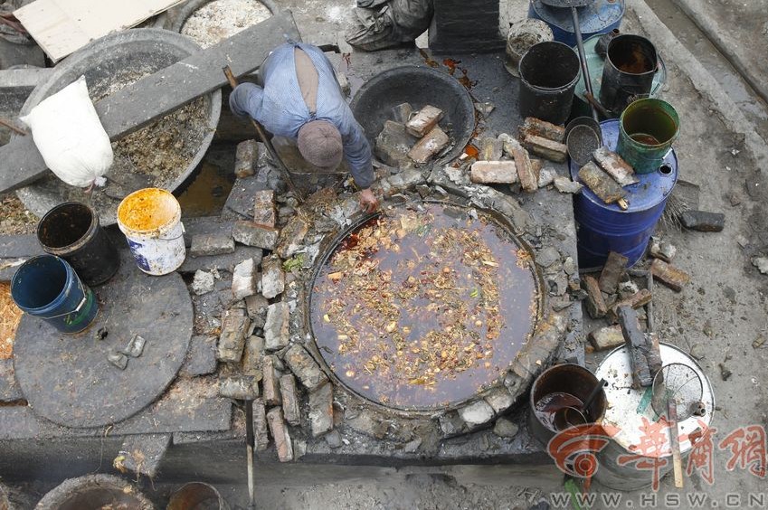 陜西一養(yǎng)豬場(chǎng)偷煉泔水油 廠(chǎng)主：泔水養(yǎng)豬油賣(mài)錢(qián)