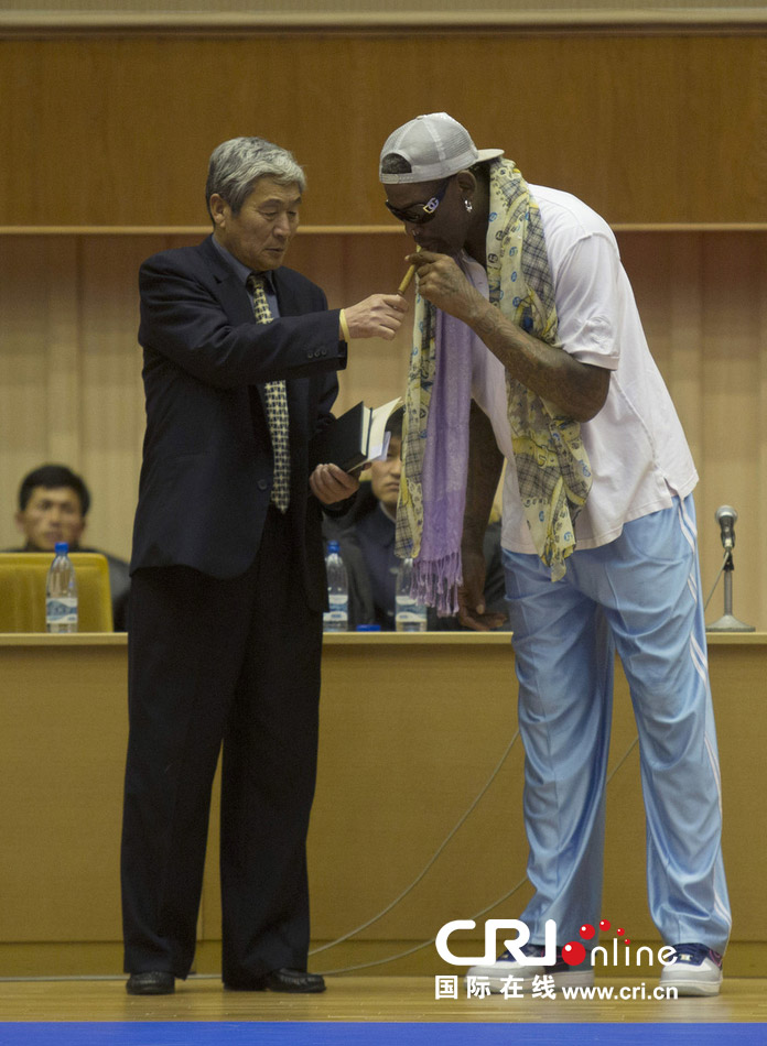 羅德曼備戰(zhàn)帶隊(duì)苦訓(xùn) 朝鮮官員為其點(diǎn)煙