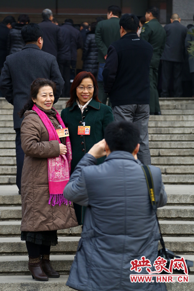 把微笑留在政協(xié)開(kāi)幕式現(xiàn)場(chǎng)