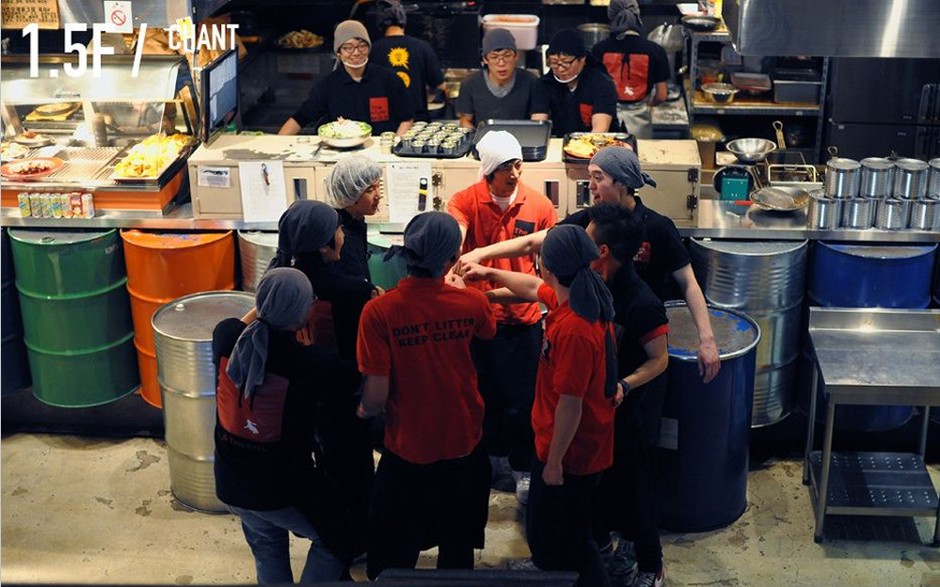 韓國工廠主題餐廳受熱捧 服務(wù)生吸引女性顧客