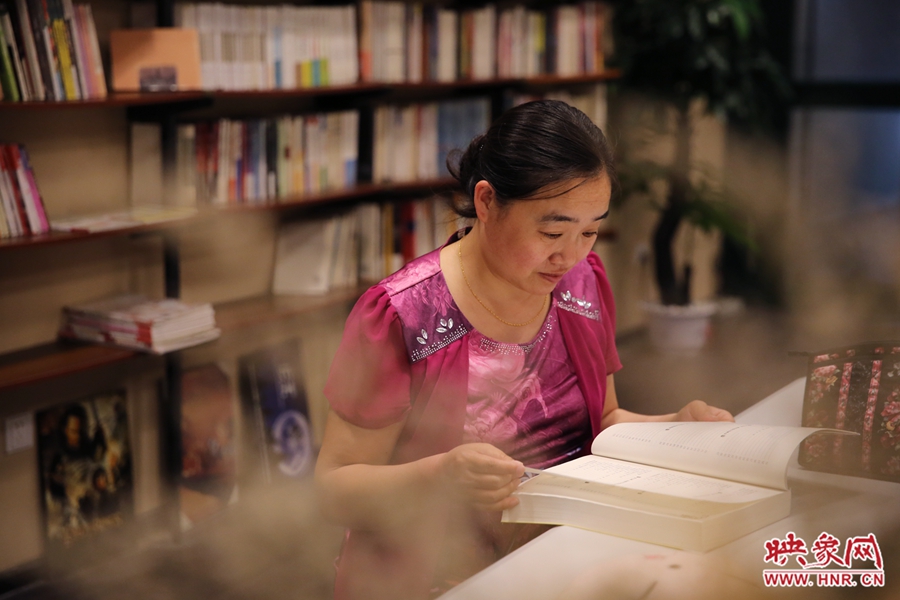 王艷、44歲，某醫(yī)院醫(yī)生：白天沒有時間，晚上帶小孩來這里培養(yǎng)她們的讀書習(xí)慣。