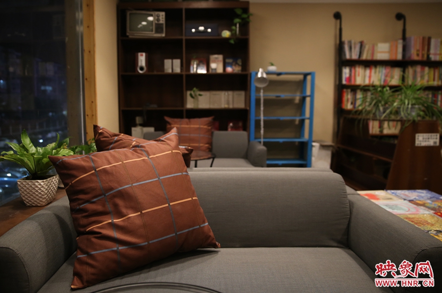 書店內(nèi)的布置非常溫馨，有種家里書屋的感覺。