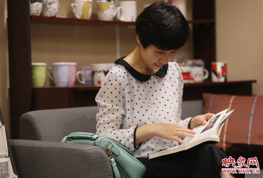 毛韶華，年齡保密，文字工作者：紙質(zhì)書是營養(yǎng)餐，電子書是快餐。