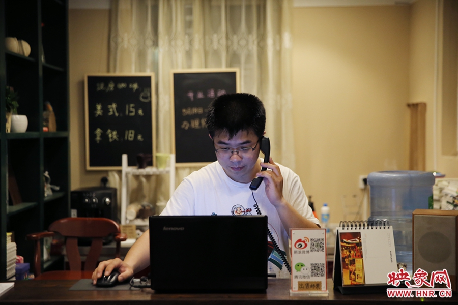 店長小博，由于書店搬遷至此，經(jīng)常接詢問地址的電話。