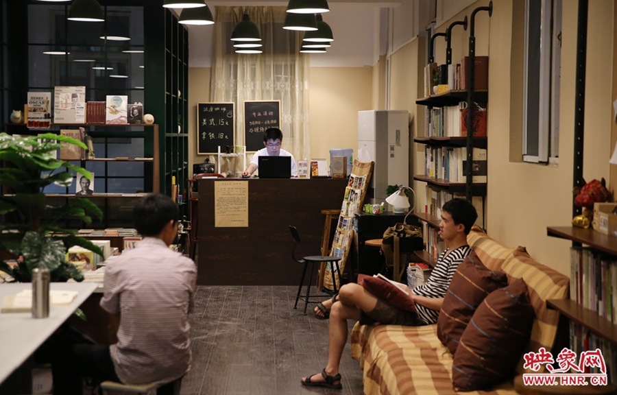 看書的人在相互交流。