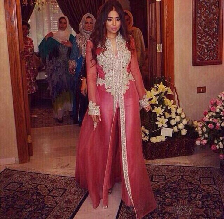 薩達(dá)姆外孫女婚前單身派對(duì)照片曝光 美艷動(dòng)人