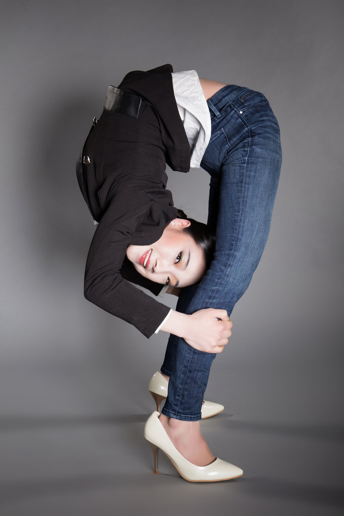 中國(guó)“軟妹子“柔術(shù)折疊身體