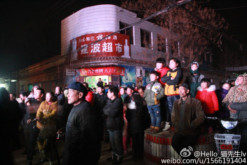 河北邯鄲一農(nóng)村辦葬禮 請(qǐng)女郎跳脫衣舞助興