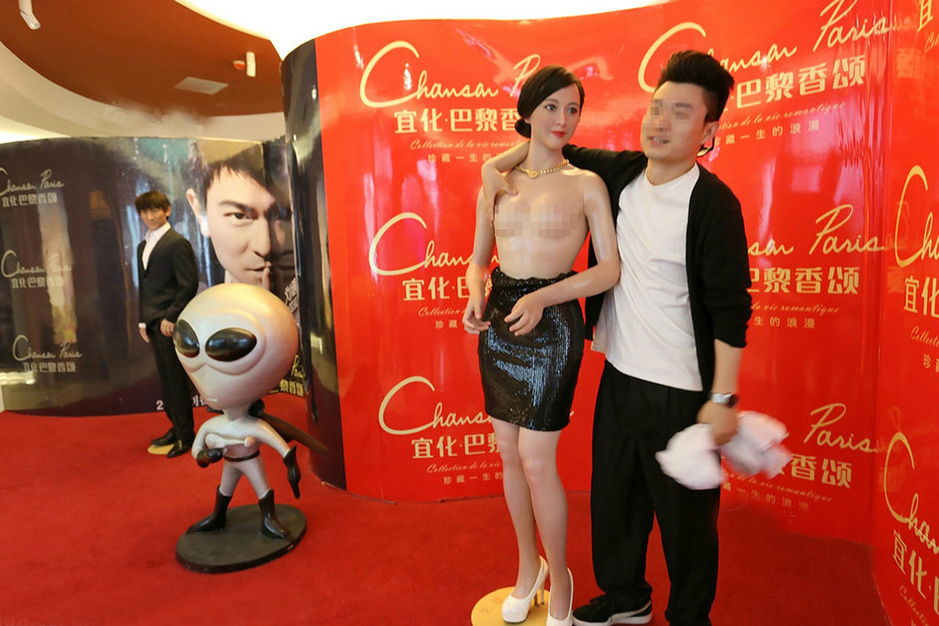 粉絲無(wú)節(jié)操！范冰冰蠟像慘遭扒衣襲胸