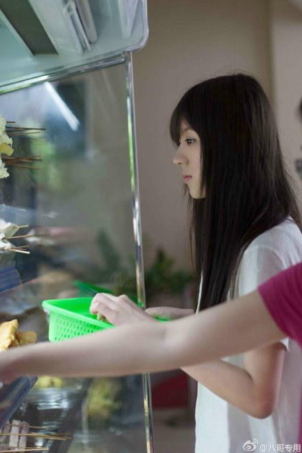 “白襯衣學妹”走紅網(wǎng)絡(luò) 氣質(zhì)清純酷似奶茶妹妹