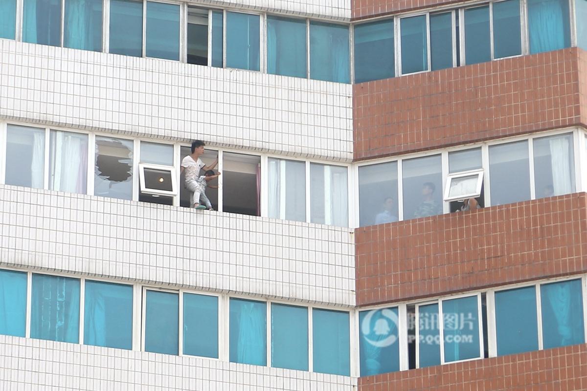 男子腰上綁孩子跳樓 疑因查出孩子非親生