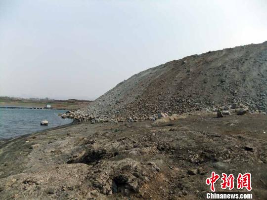 填湖造地，在鴨河水庫非法建設(shè)有越演越烈之勢(shì)。吳揚(yáng)　攝