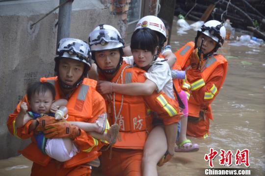 圖為漳平消防大隊(duì)涉水轉(zhuǎn)移被困群眾。