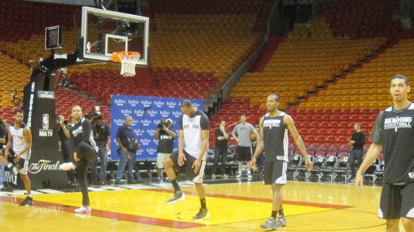 馬刺備戰(zhàn)對陣熱火的第一場總決賽比賽之前，麥蒂亮相訓(xùn)練場，受到媒體狂熱追捧，在馬刺球員中風(fēng)頭最勁，他也