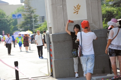 不愿排隊(duì)等待的游客只在門前留影。