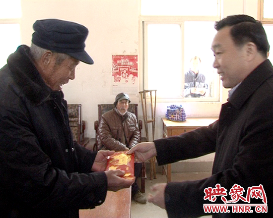 李萬(wàn)順慰問(wèn)五保老人