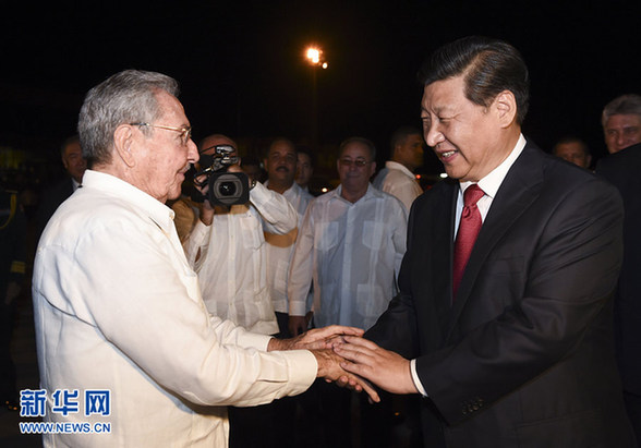 這是古巴國務(wù)委員會主席兼部長會議主席勞爾·卡斯特羅到機場為習(xí)近平送行。